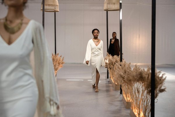 Styling Chic : Astuces pour Porter Votre Sac Banane en Cuir lors de Virées Nocturnes